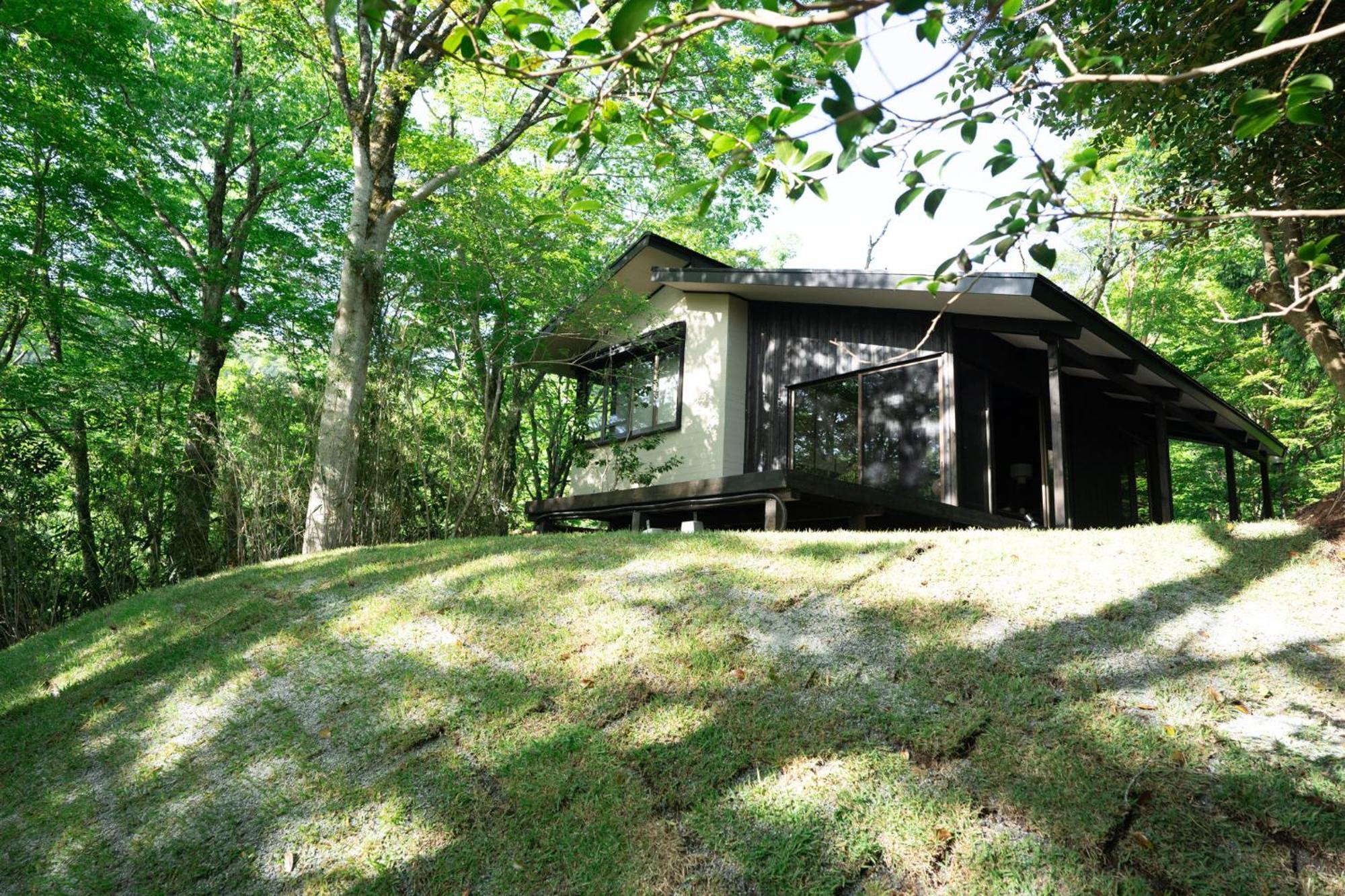 高台の森に佇むモダニズム建築 露天風呂 サウナ 檜風呂 Enn * Hakone